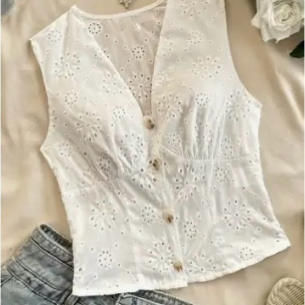 NWOT White Eyelet Button-Down Sleeveless Top Size Small